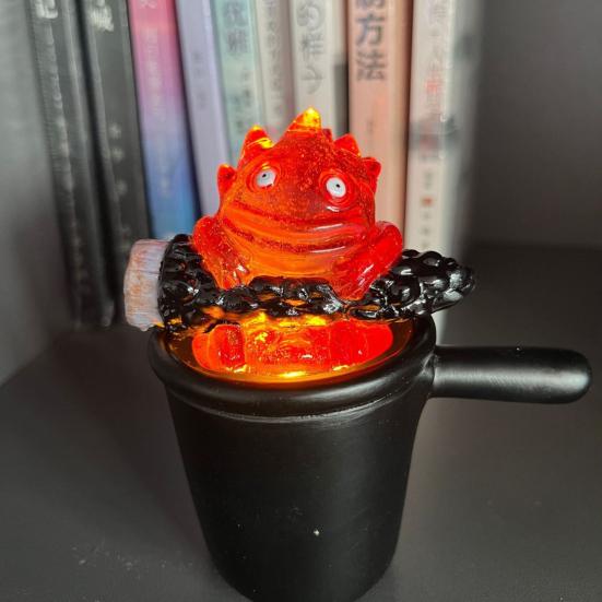 Rozkošná lampička Calcifer, soška, noční světlo, kreslený tvar, teplé oranžové světlo plamene, dekorace do ložnice, kanceláře