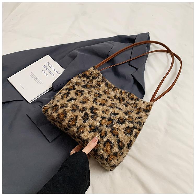 

Плюшевая сумка большой вместимости с леопардовым принтом женская 2025 новая осенне-зимняя корейская версия ins зарубежный стиль сумка-тоут сумка на плечо сумка-мессенджер коричневый