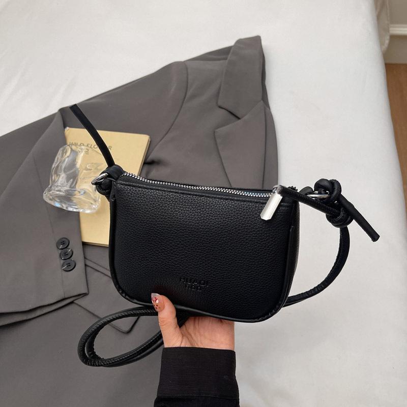 

Simple solid color fashion niche small square bag female design sense high sense temperament fresh new autumn messenger bag чорний
