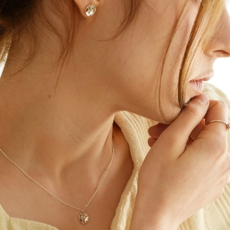 BELLOOGGI Lisianthus necklace