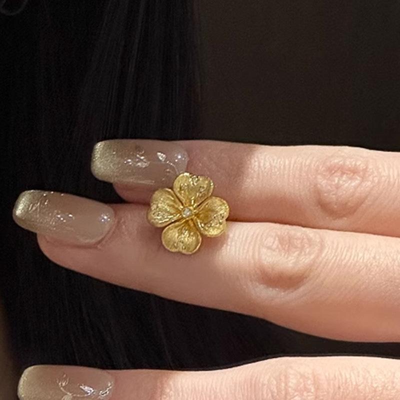 Neu bei Anhängern und einfachen Ohrsteckern klassisch retro gebürstet diamantbesetzt Blume exquisite Ohrringe für Damen Party Schmuck