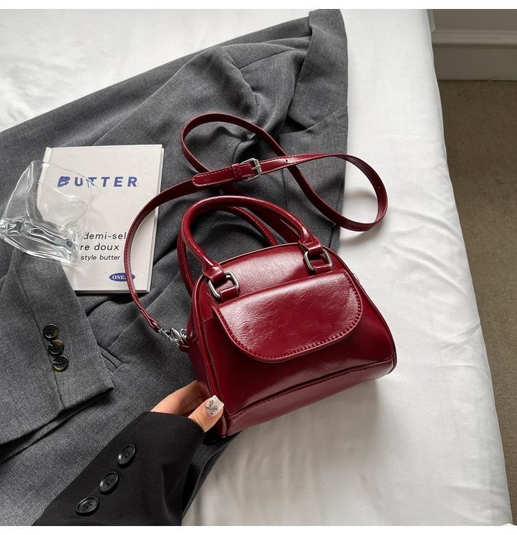 

Ретро модная сумка женская новая 2025 высококлассная летняя портативная маленькая квадратная сумка нишевый дизайн на плечо сумка-мессенджер бордовый