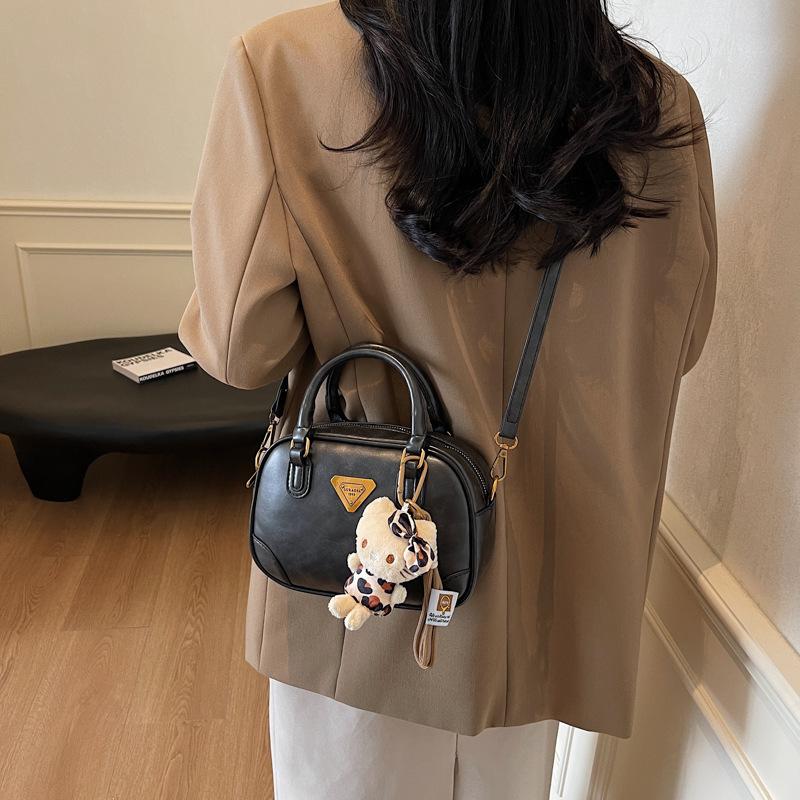 Retro Design Handbag 2025 New Niche Design Commuter Messenger Bag Matte Texture Shoulder Bag