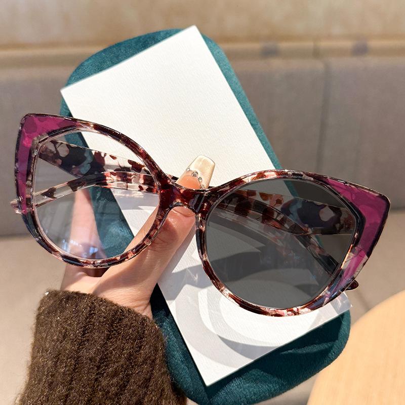 Fashion and Trendy Cat Eye Photochromic Myopia Glasses Personalized Color Blocking Anti Blue Light and Anti Radiation Glasses