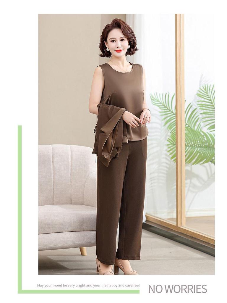 Stylish Autumn Three-Piece Set for 50+ Women: Age-Defying Casual Suit