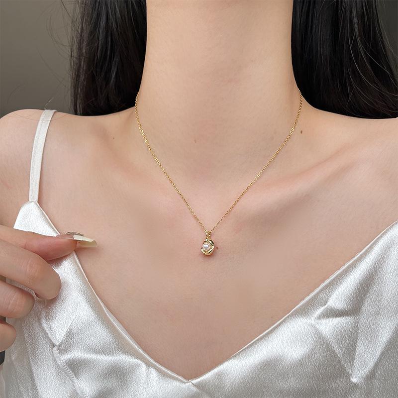 French Retro Pearl Necklace for Women - Winter Fashion Sweater Chain & Clavicle Chain.