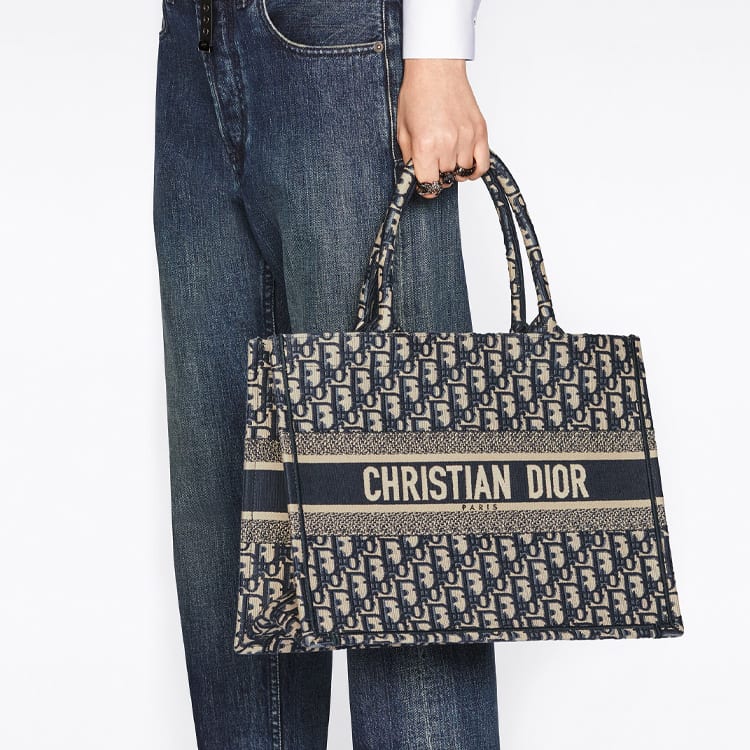 Dior Mittlere DIOR Book Tote - Ecru und Blau DIOR Oblique Stickerei M1296ZRIW-M928
