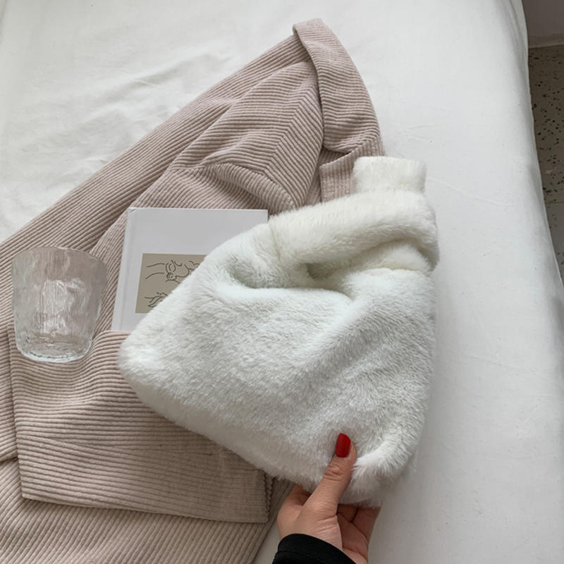 Women Velvet Handbag Underarm Bag Soft Plush Small Shoulder Bag Warm Plush Handbag  Winter New Tote Bag Ladies Clutch 2025