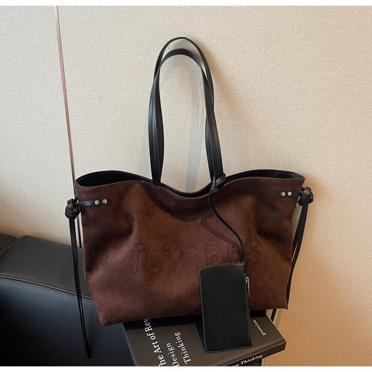 

Модная корейская сумка через плечо большой вместимости для женщин, новый ретро и универсальный инс 2025, для работы, для поездок, сумка-тоут для женщин глубокая кофе