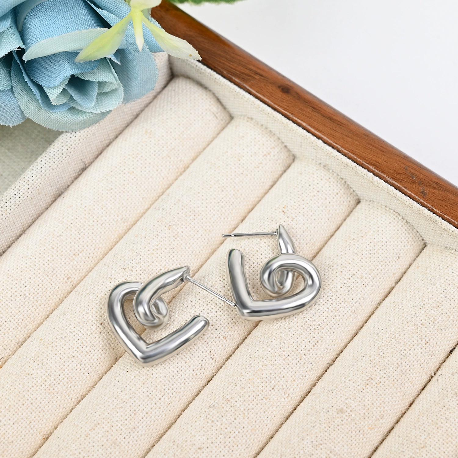 S925 Silver Heart Stud Earrings - Retro Geometric Design, Versatile Heart-Shaped Jewelry for Women