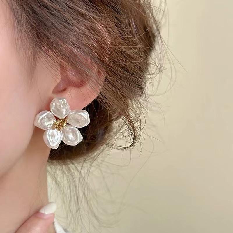 Vintage Imitation Pearl Flower Stud Earrings Earrings For Wmen White Luxury Niche Designer Ladies Earrings Party Gift Accessorie
