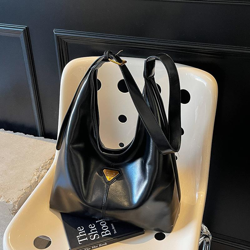 Retro Bag Women's Large-capacity New Versatile Casual Shoulder Messenger Bag Commuter Tote Bag