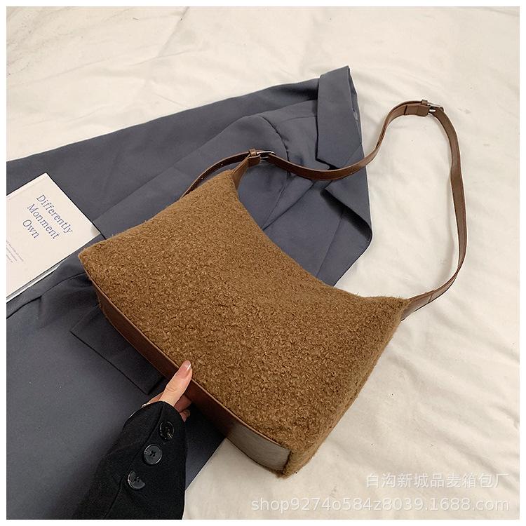 

Женская сумка большой вместимости повседневная сумка-тоут 2025 новая осенне-зимняя плюшевая на плечо подмышку универсальная сумка для поездок на работу коричневый