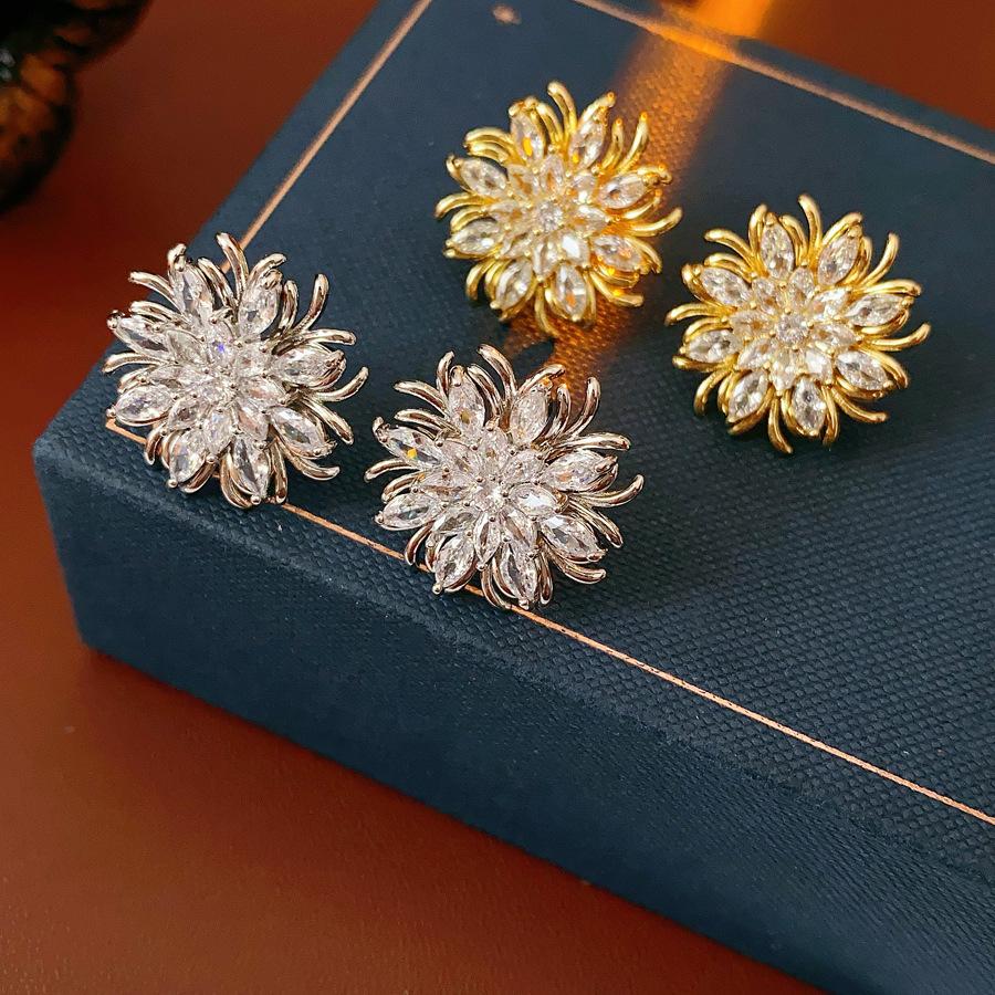 High-quality Zircon Crystal Snowflake Earring for Women Light Luxury Exquisite Stud Earrings High-end Fashion Accessories Gifts