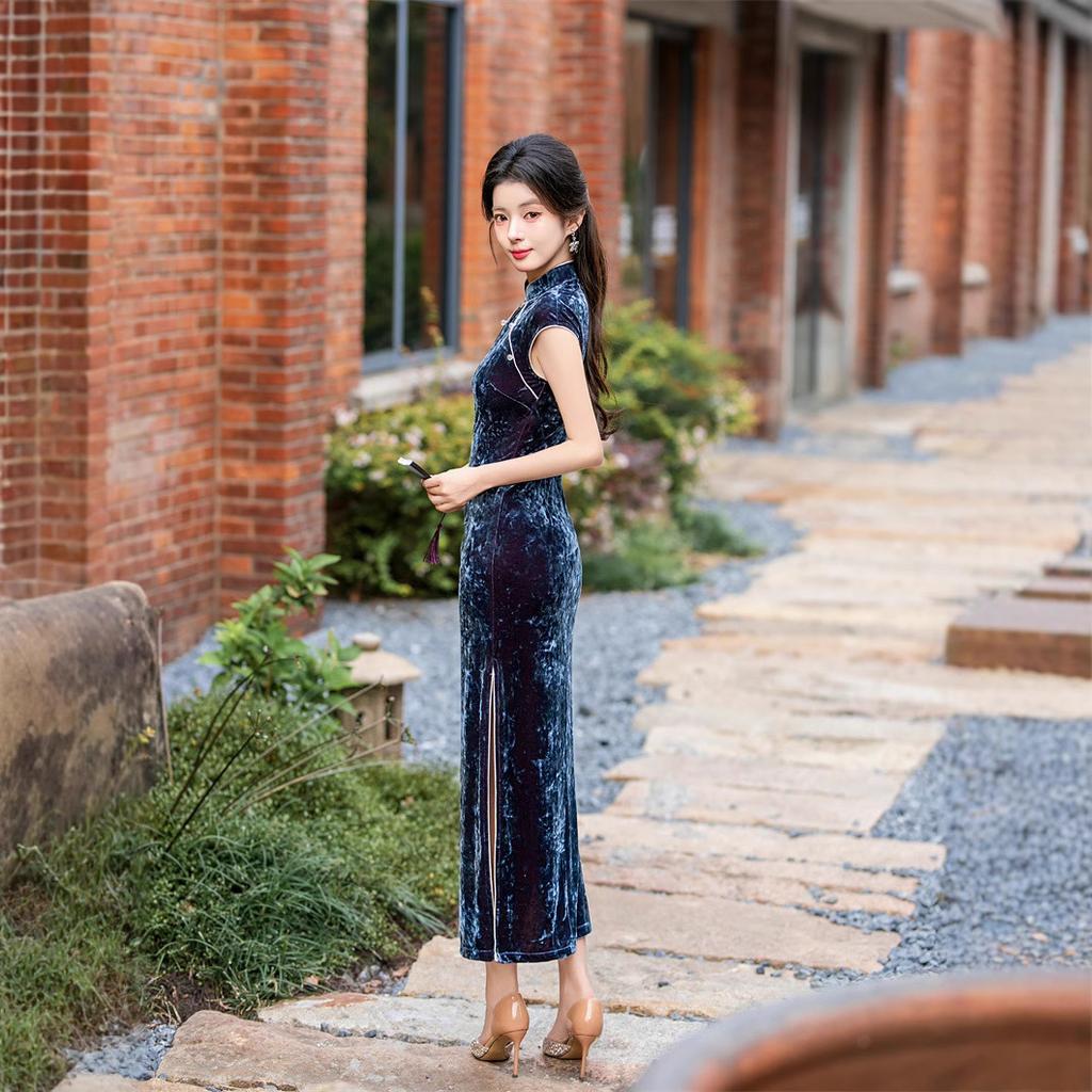 The first batch of 1011 spring clothes, the new model with rotator sleeves and velvet long cheongsam green, will be sent to the cheongsam skirt