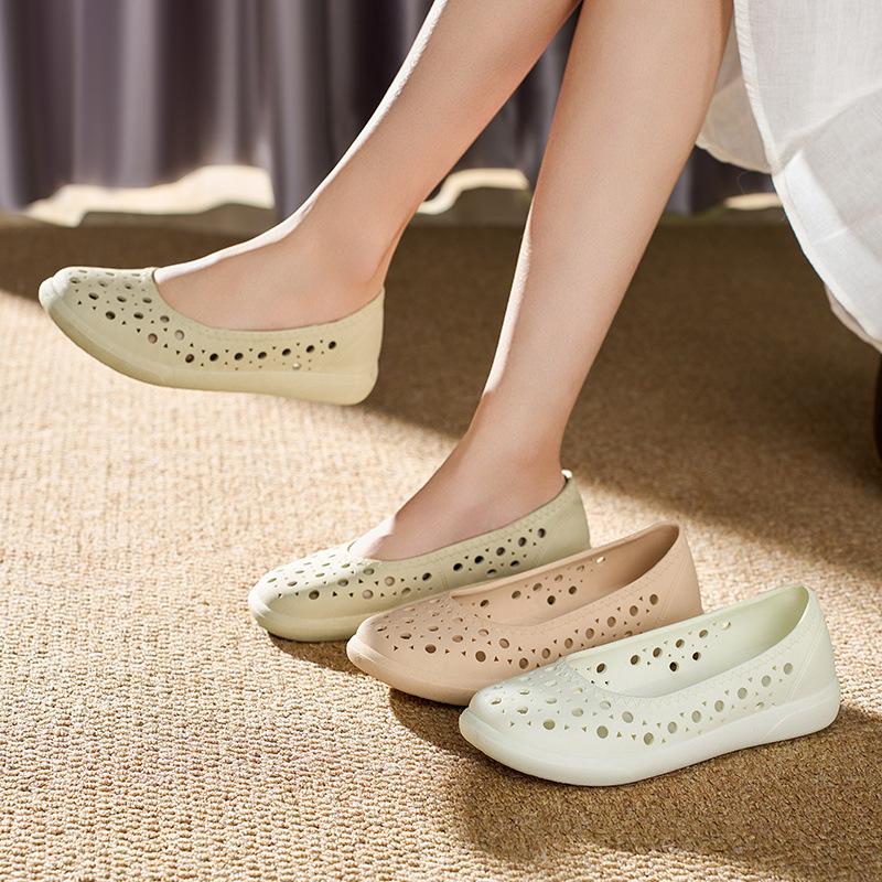 Imported Vietnamese latex white nurse work shoes waterproof sandals women's breathable soft-soled mother hole beach shoes