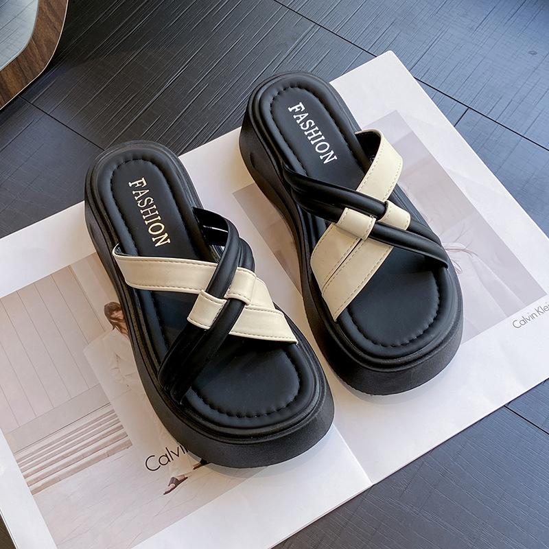 Muffin-Kühlpantoffeln mit dickem Boden Damen Sommerbekleidung 2025 neue Mode mit Rock Ein-Wort-Schlappen Strand-Badesandalen