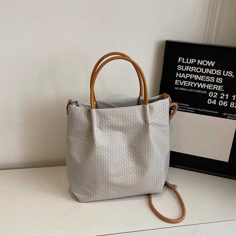 

Plaid niche tote bag women s shoulder bag commuter messenger bag fashion simple casual bag серый