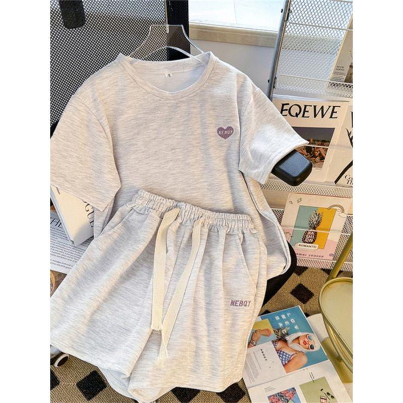 

2025 Новое поступление Повседневный спортивный костюм Женский летний комплект из двух предметов Большой размер Женский маленький С коротким рукавом Шорты Носить полный комплект Gray 2XL