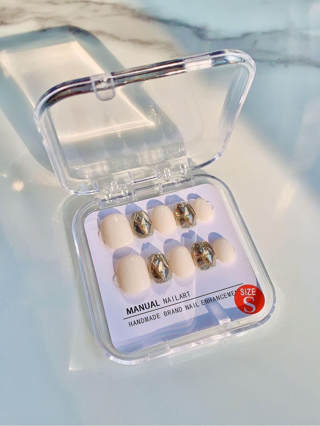 

Наклейки для ногтей ручной работы цвета молочного шампанского с белым узором и блестками XS