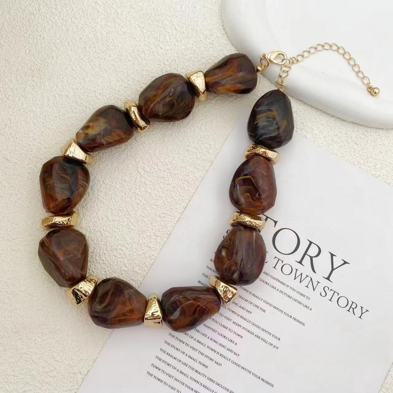 Irregular acrylic textured bead collarbone chain suitable for women's daily and party wear