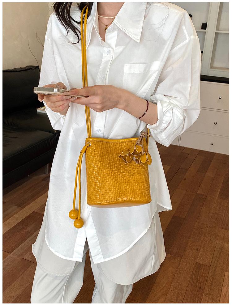 2026 Summer Women's Fashion Single Shoulder Crossbody Bucket Bag - PU Woven Texture, Phone Holder, Ideal for Vacation