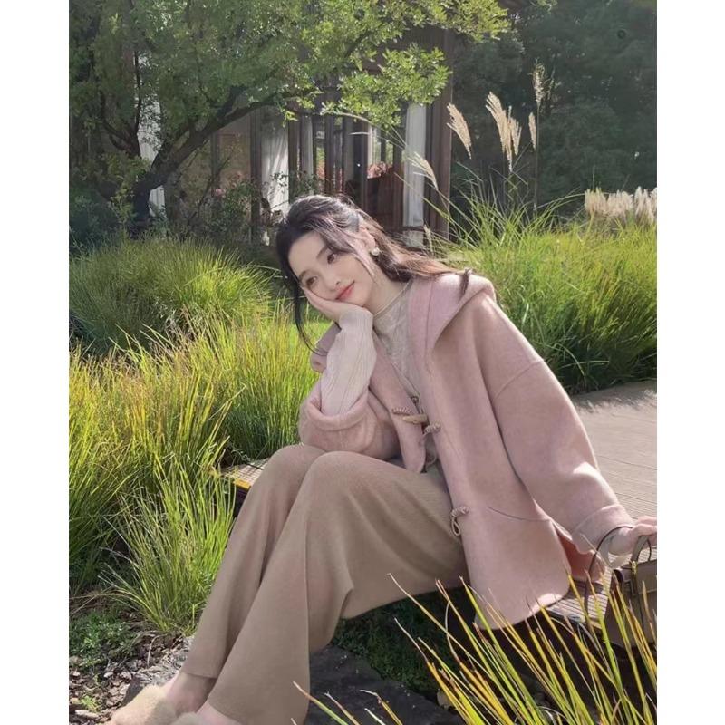 Krótki płaszcz wełniany dwustronny z guzikami rogowymi dla kobiet Jesień i Zima Nowy płaszcz z kapturem Płaszcz wełniany