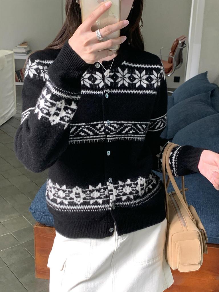 2026 Retro Snowflake Jacquard Loose-Fit Autumn Cardigan Sweater for Women