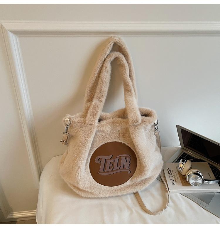 

Autumn and winter cartoon lamb wool shoulder bag cute plush contrasting color portable tote bag large capacity student class bag female хакі