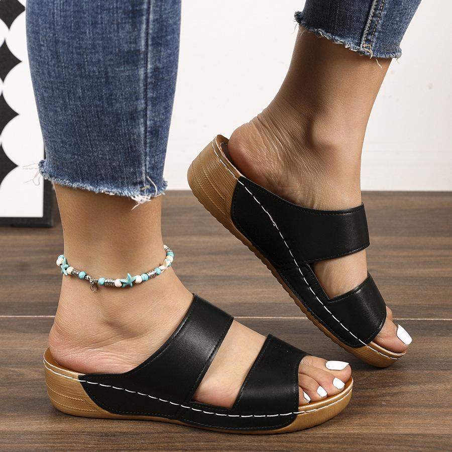 2025 foreign trade fish mouth thick bottom slope heel beach one word large size multi-color simple women summer leaking toe outer slippers