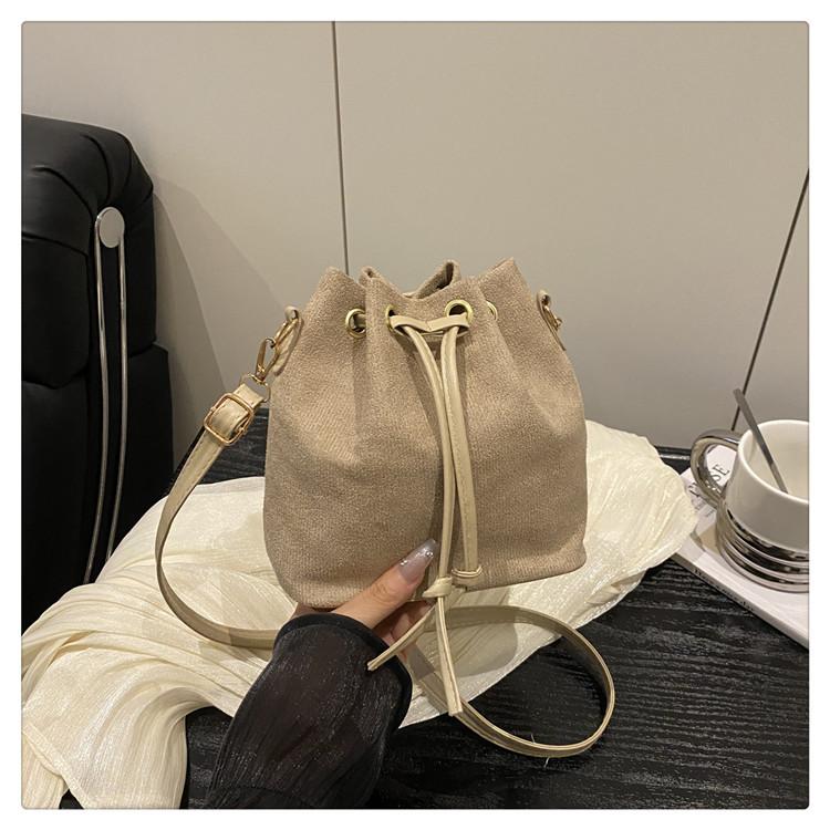 

Korean version of solid color 2025 summer explosion niche texture women s shoulder bag personalized design foreign style messenger bag хаки