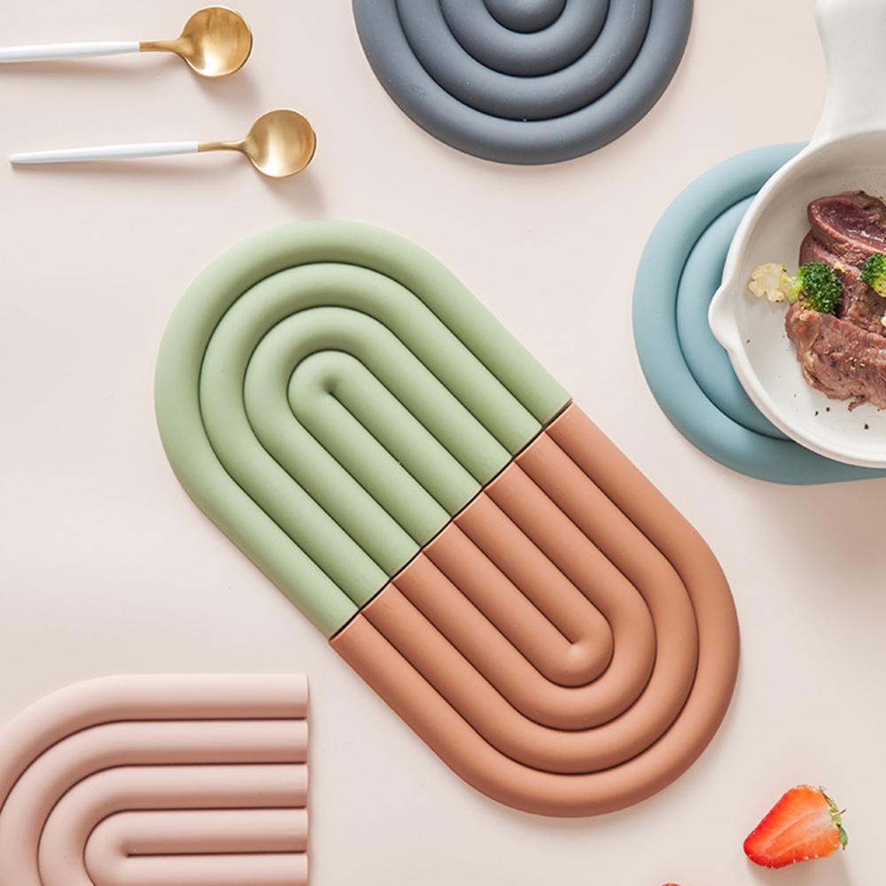 U-formet varmeisolasjonsmatte Høy temperatur Husholdningsbrikker Skåler Og Tallerkener Silikon Anti-strykematte Bordmatte Spisebrikke
