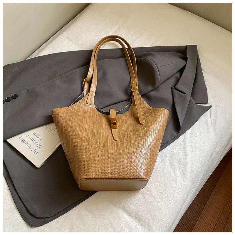 

Autumn fashionable large-capacity shoulder armpit bag women s new fashionable high-value commuter portable tote bag