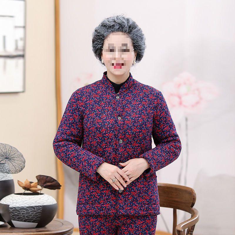 Omas kuscheliges, fleecegefüttertes Winterset: dicke, baumwollgepolsterte Jacke und Hose für Frauen mittleren Alters und Senioren.