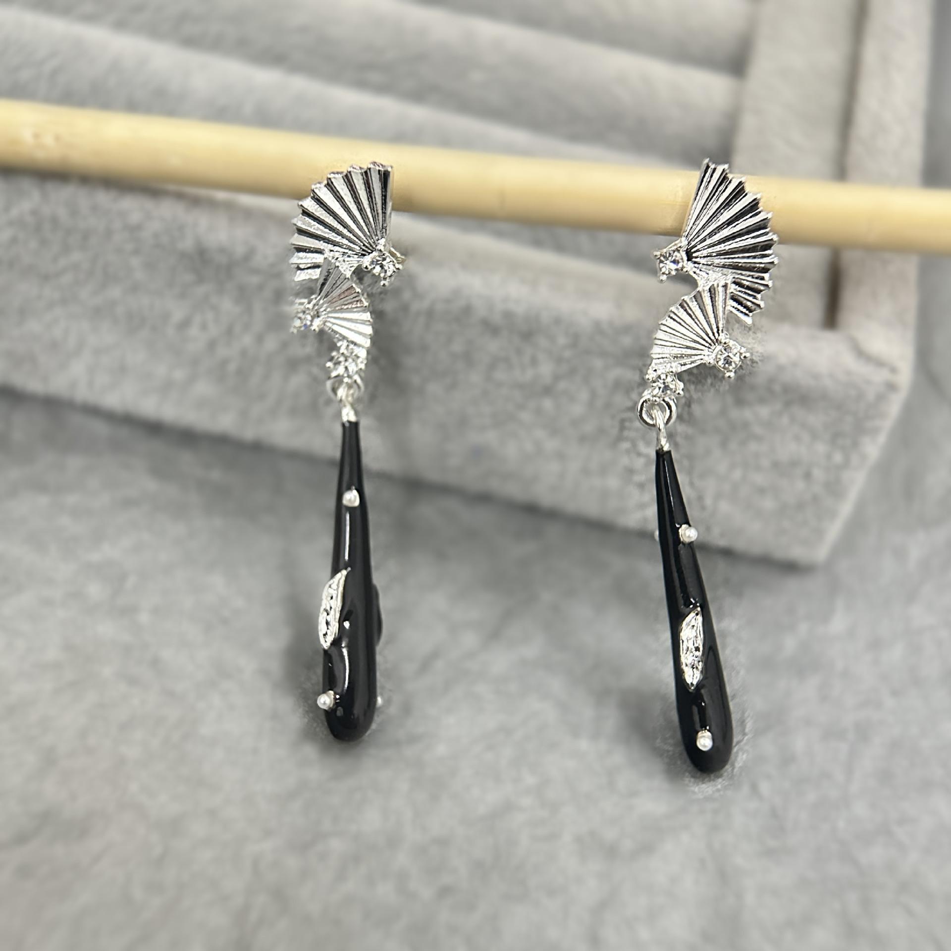 

Retro Chinese Style Inlay Zircon Sliver Color Fan Black Water Droplet Long Tassel Dangle Earrings for Women Temperament Jewelry чёрный