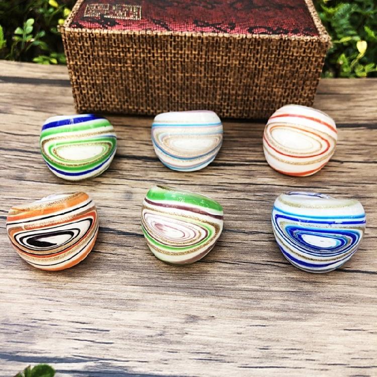 Umělecky zhotovené skleněné prsteny s květinovými motivy obalené drátkem Etnické galaktické téma Pohodlné šperky Kulturní designy