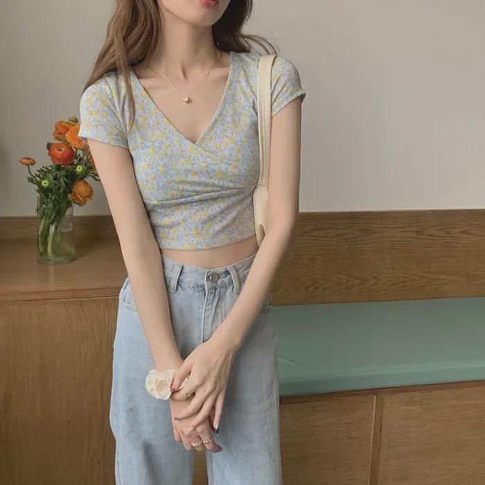 T-shirt da donna floreale con scollo a V, stile coreano dolce e piccante, vita alta, maniche corte aderenti, Top Hot Girl Estate 2025