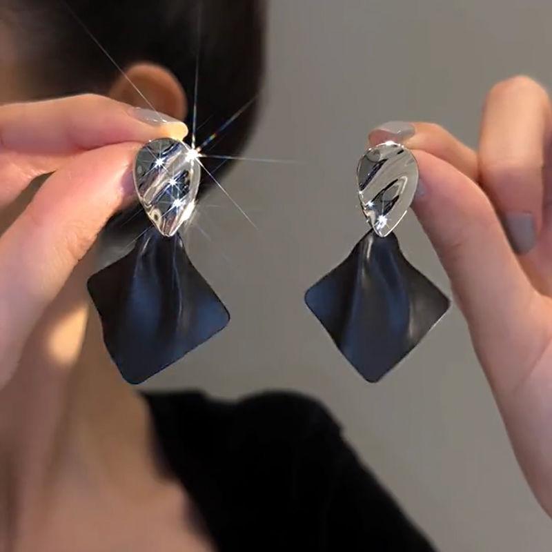 Silbernadel Glasperle Unregelmäßig Gefaltete Geometrische Ohrringe Schwarz Temperament Premium Ohrstecker Leichter Luxus Vielseitige Ohrringe