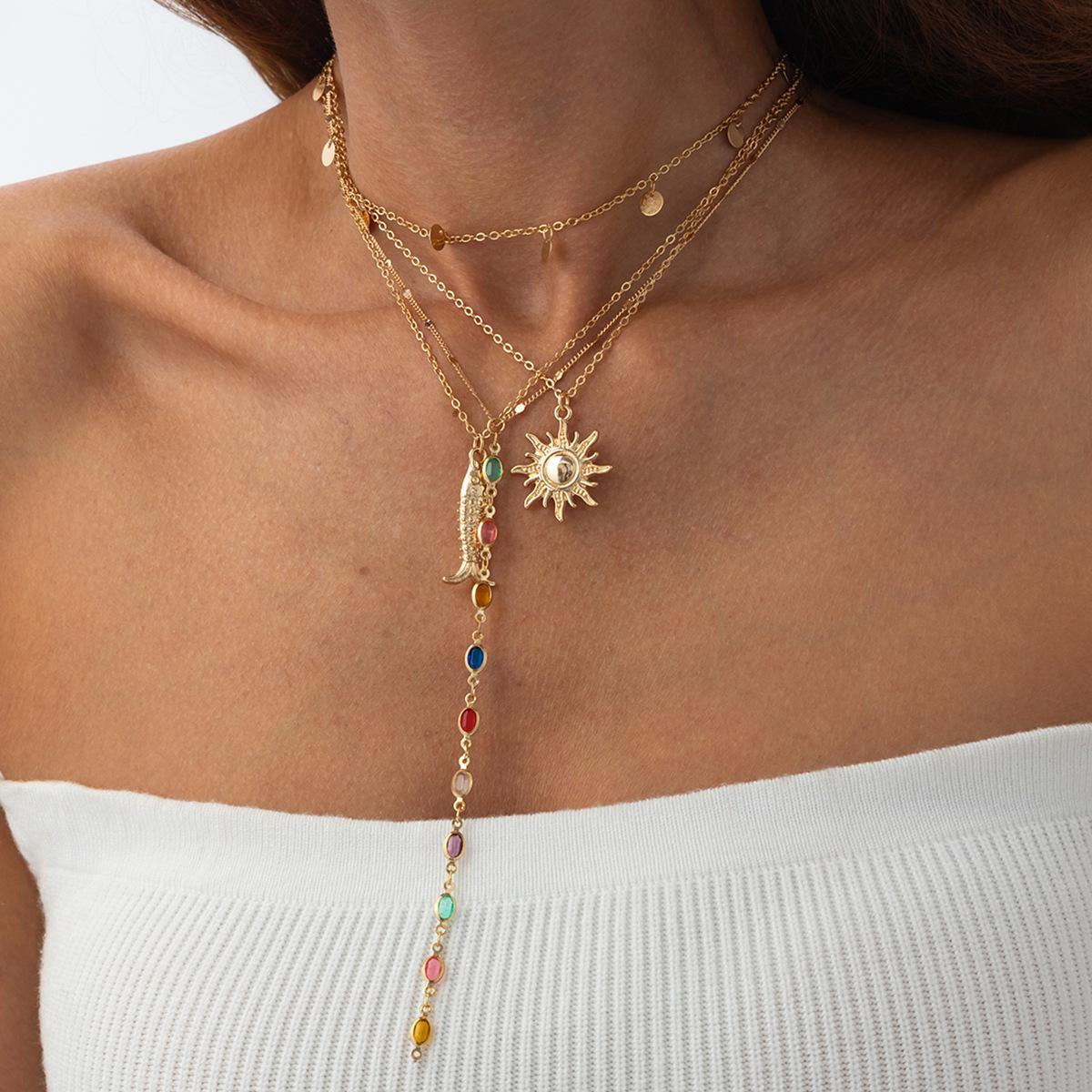 

Sweet And Cool Colored Crystal Chain Necklace Female, Ocean Wind Sunflower Small Fish Pendant Collarbone Chain
