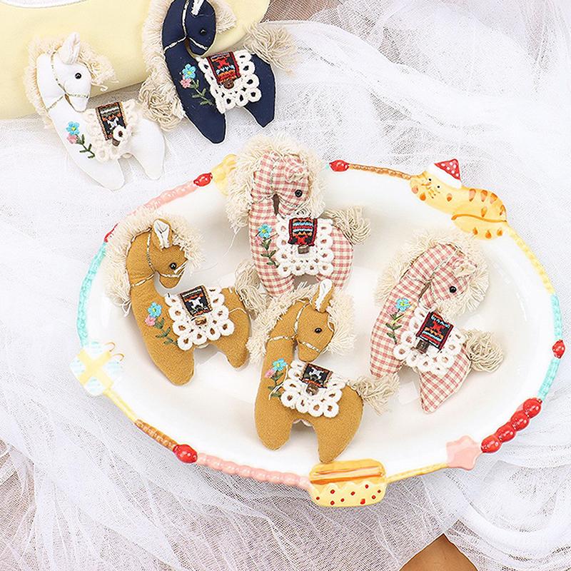 Urocza Tkanina Różowa Krata Kucyk Kreskówka Wypchane Haftowane Zwierzę Broszka Dodatek do Odzieży