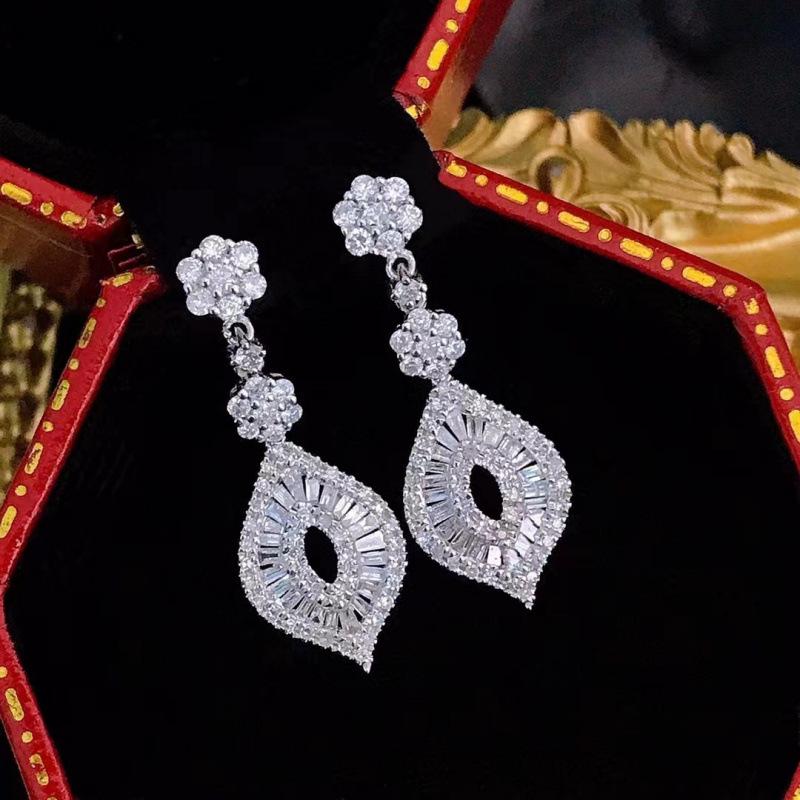Teardrop Leaf Diamond Stud Earrings - Elegant Women’s Influencer Gift