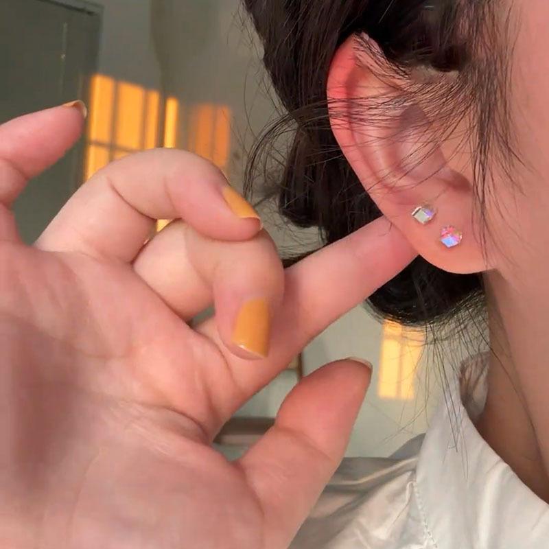 

Красочные серьги-пусеты из стекла в форме сахарного кубика, минималистичный стиль, серьги компактного и универсального дизайна, модные и высококлассные серьги.