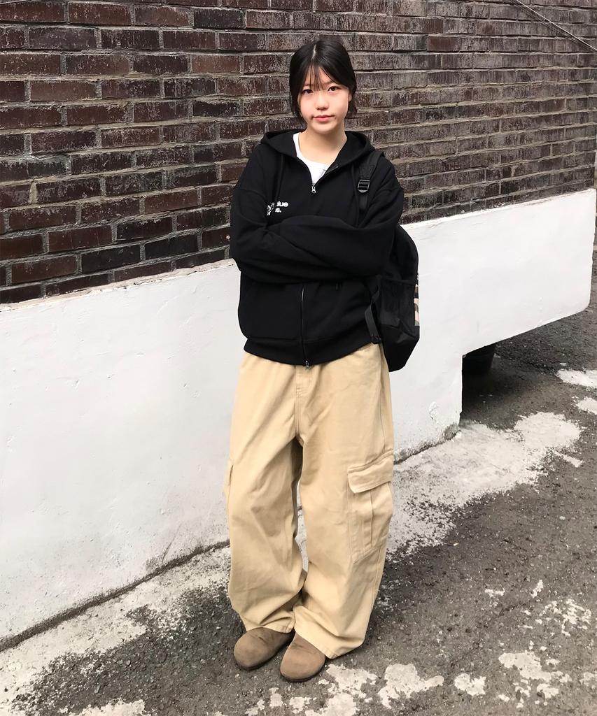 Mubeun Curved Wide Cargo Pants Beige