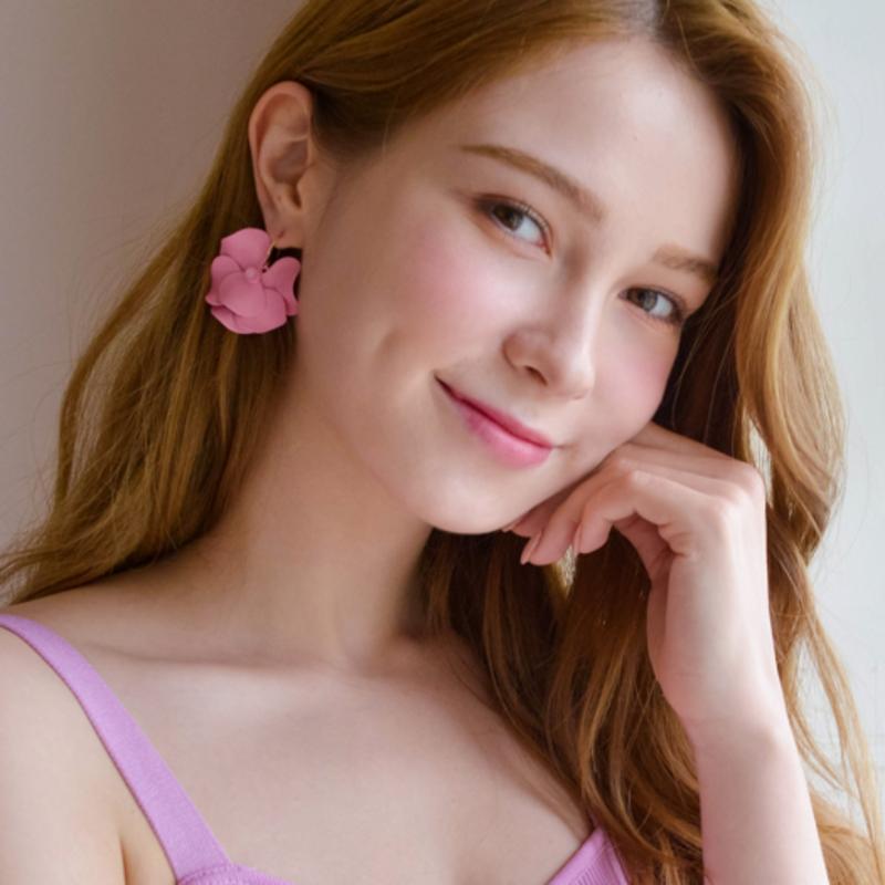 

Dana Burton sweet pea earrings worn gold