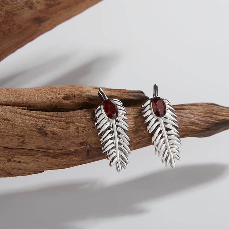 Personalized Feather Design S925 Sterling Silver Inlaid With Natural Diopside Garnet Colored Treasure Stud Earrings Fashionable Versatile Earrings