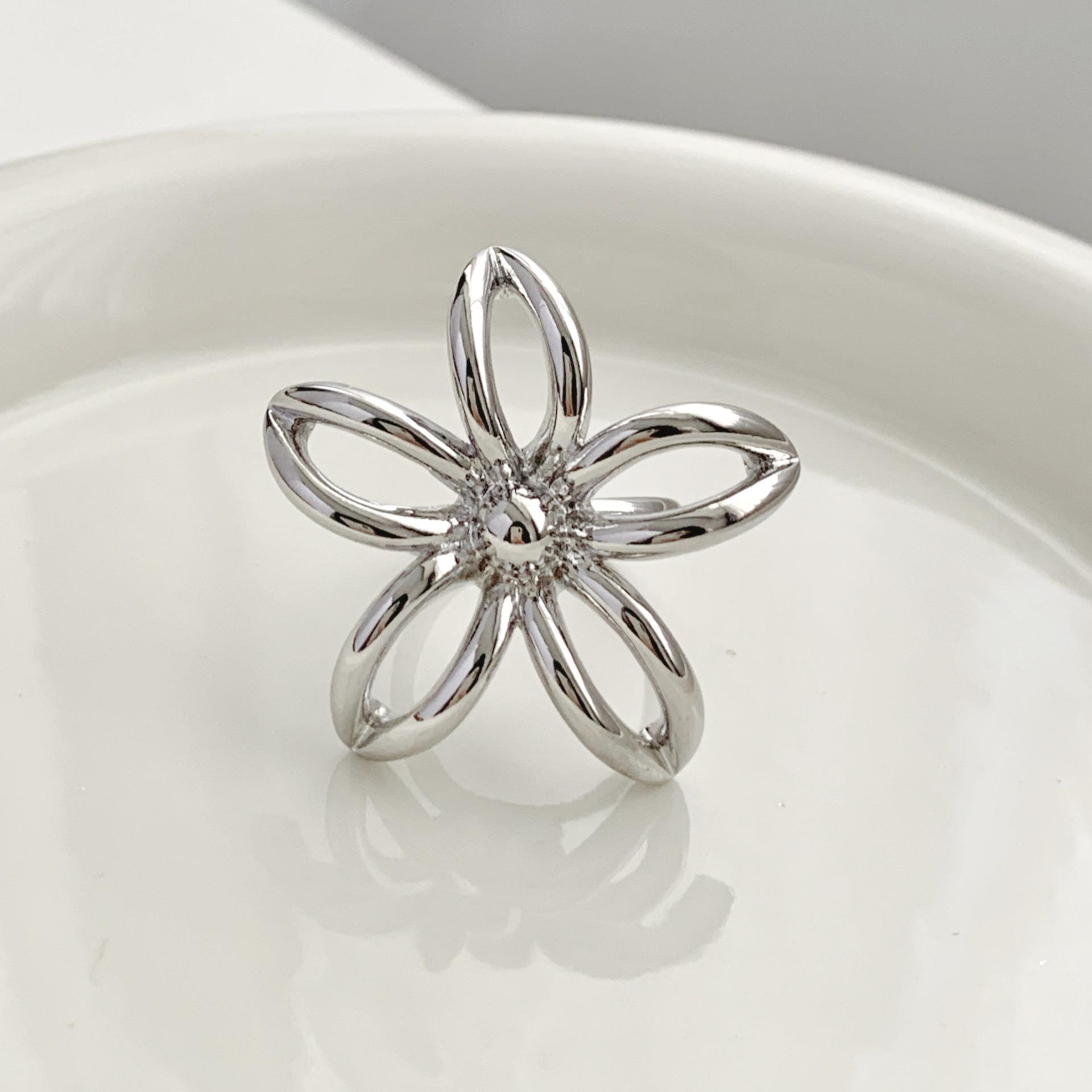 Elegant Geometric Flower Ring: Adjustable, Retro, and Fashionable for Women Adjustable Open