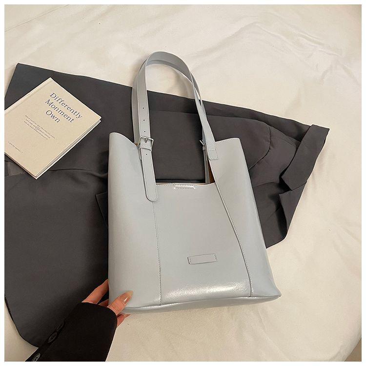 

2025 Versatile Large-Capacity Casual Shoulder Tote - Fashionable, Simple, and Stylish for Everyday Commute