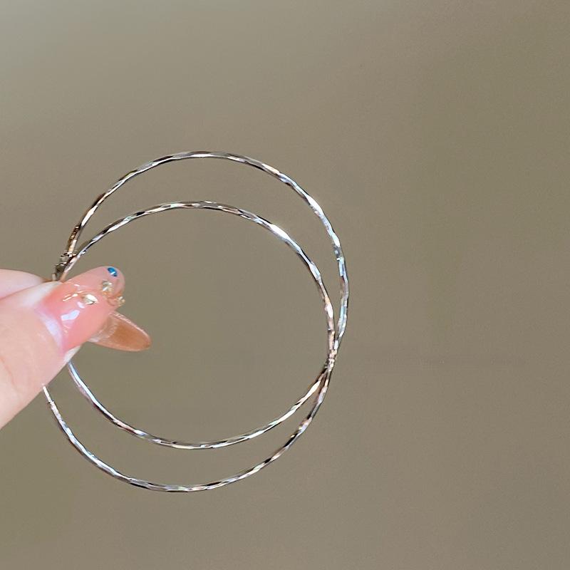 Silver needle plain circle twist earrings women's simple niche high-end earrings fashionable versatile cold wind earrings design sense