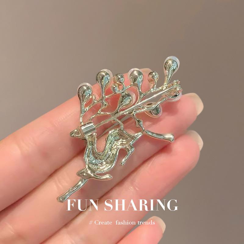 Deer Brooch for Ladies High-end and Elegant Exquisite Sweater Suit Corsage Accessory Fixed Clothes,Anti-glare Buckle
