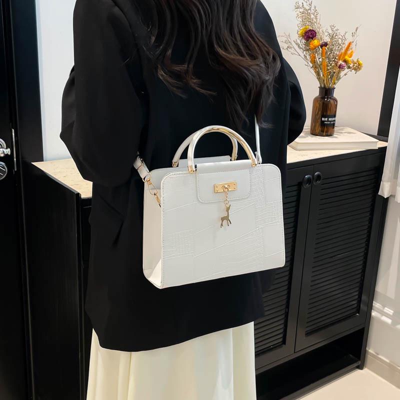 2025 A/W Women's Solid Color Korean-Style Handbag: Simple Crossbody & Single Shoulder Bag for Commuting